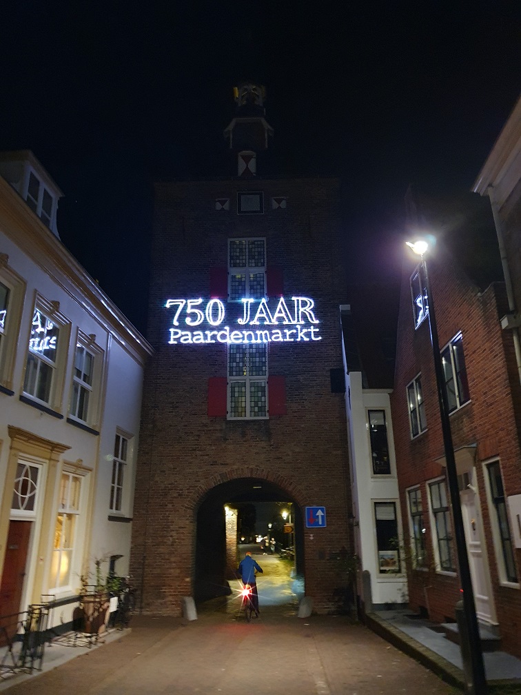 EXTRA LASERSHOW OP WOENSDAGAVOND 13 OKTOBER
Wat zijn jullie creatief geweest met de lampionnen en lichtjes. Hebben jullie ook de versierde huizen langs de route gezien? Kom dus woensdagavond 13 oktober tussen 19.30 - 20.30 uur naar de Voorstraat om te genieten van dit spektakel.