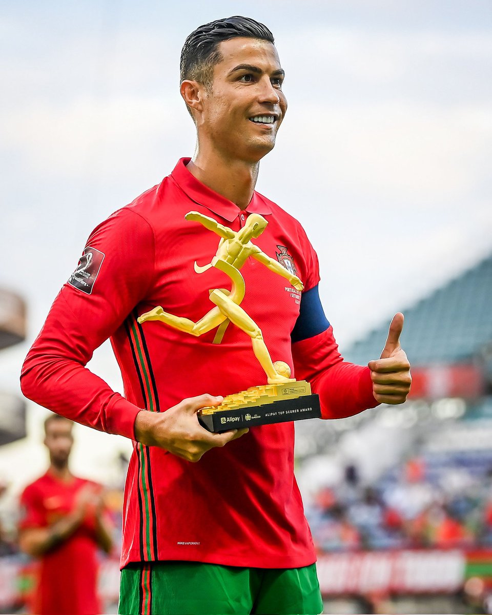 thesportsway_'s tweet photo. Cristiano Ronaldo has now Scored 38 goals this Year, level with Lionel Messi. 

Today was also his 58th career hat-trick. 

He has now scored 10 hat-tricks for Portugal. 

He is now only 6 goals away from reaching 800 career goals. 

🐐 things. 

#Cristiano #CristianoRonaldo https://t.co/4NrpCaEVni