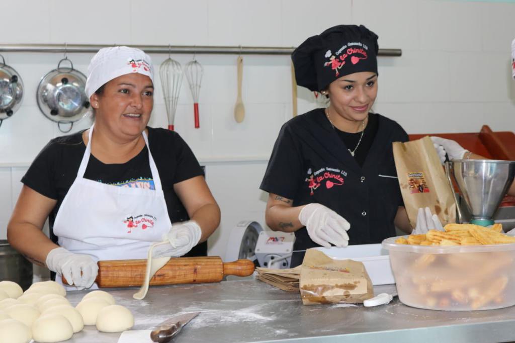 Federugo's tweet photo. En Quilmes participé de la inauguración de la cooperativa gastronómica La Chinita, donde 20 compañeros y compañeras elaboran comidas en diferentes turnos.

Desde el Estado Nacional, Provincial y Municipal trabajamos con los movimientos populares para impulsar la #EconomíaPopular https://t.co/KwiJOs6qPb