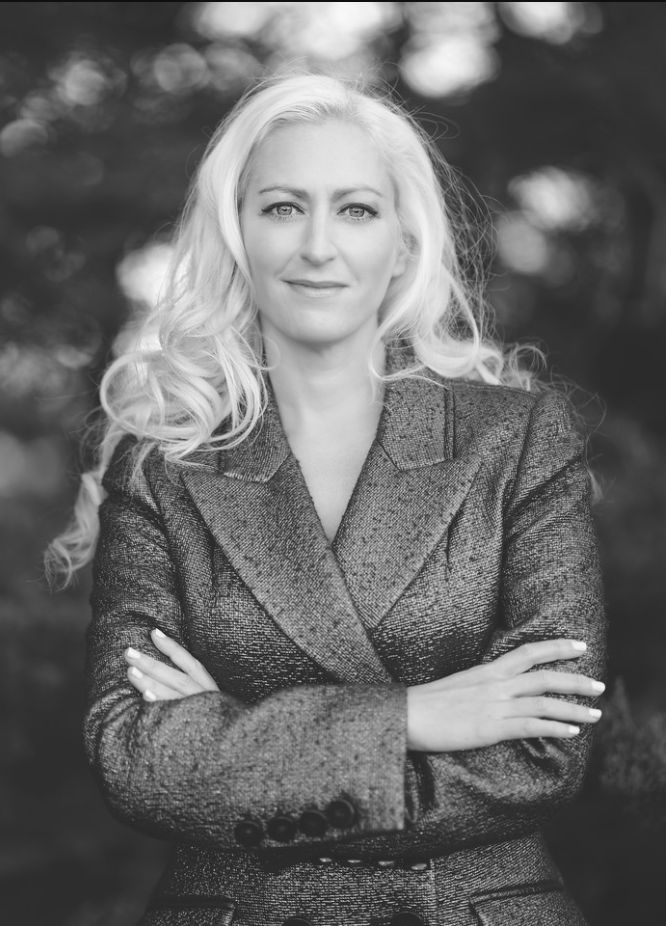 avantgame's tweet image. Okay friends! What should be my author photo for my new book? The title is "IMAGINABLE: How to see the future coming and feel ready for anything, even things that seem impossible today" Help me pick :) Photographs by the incredible Christopher Michel! christophermichel.com