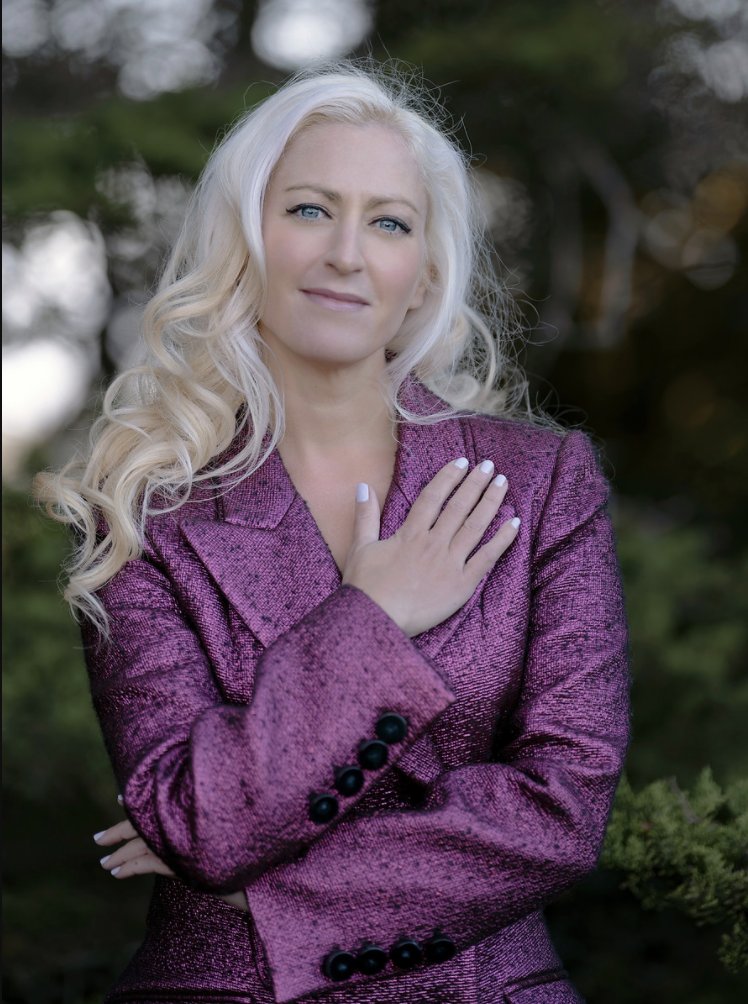 avantgame's tweet image. Okay friends! What should be my author photo for my new book? The title is "IMAGINABLE: How to see the future coming and feel ready for anything, even things that seem impossible today" Help me pick :) Photographs by the incredible Christopher Michel! christophermichel.com