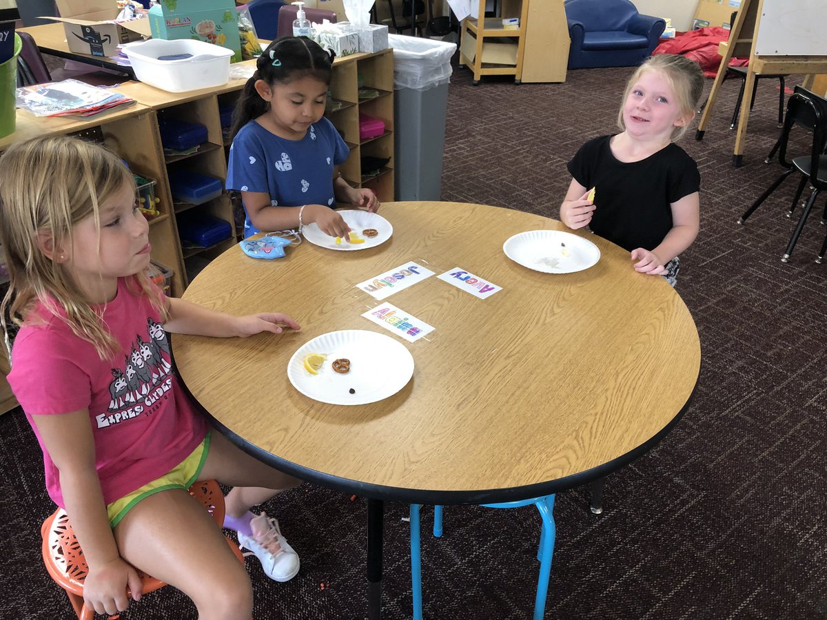 weGLCclass's tweet photo. After learning about the 5 senses we got to explore dark chocolate chips, pretzels, lemon, and gummy bears with all of our senses! Take a look at us using our sense of taste! #GraceKids #5Senses https://t.co/EUgsKMJbWp