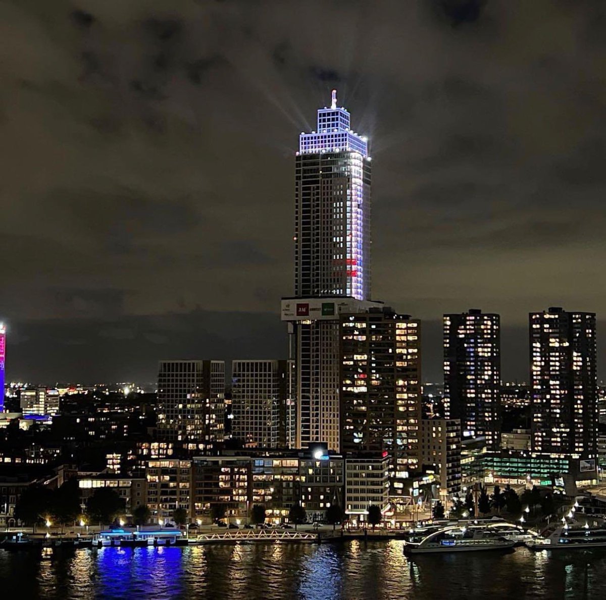 De Zalmhaven, wat een icoon voor Rotterdam, bijna klaar, vanavond werden de lichten getest….(foto: via @gersrotterdam )