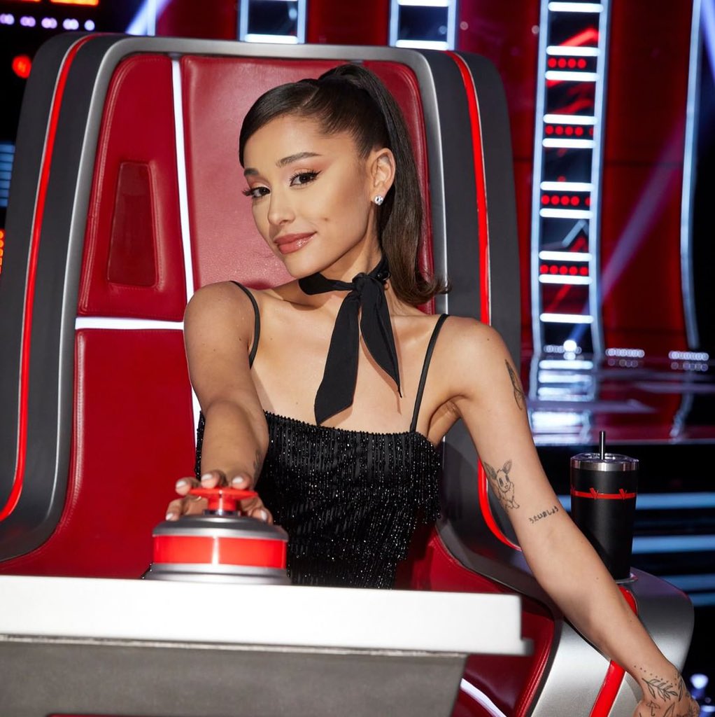 escapatuamor's tweet photo. the voice usa               the voice italia https://t.co/pRsBK3wAeJ