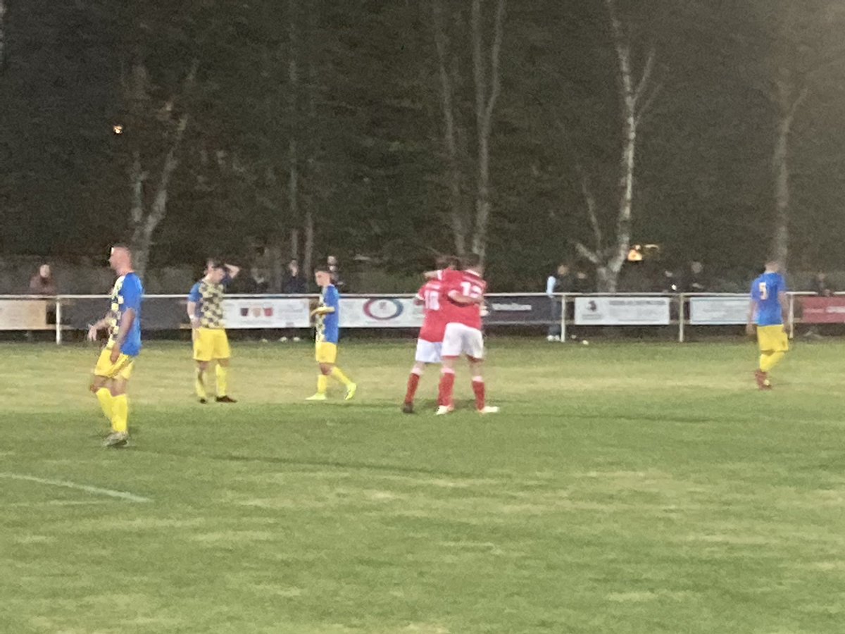 DowntonFC's tweet photo. Downton 3 ( C Butler , S Prentice 2 (1 Pen) v @tottonelingfc  1
Att -101
Superb 3 points for the Robins tonight at the Nest . Comfortable win  after falling behind behind early in game . Welcome to Callum Kitcher who has joined the club from Amesbury - superb signing https://t.co/mwZxIid1XK