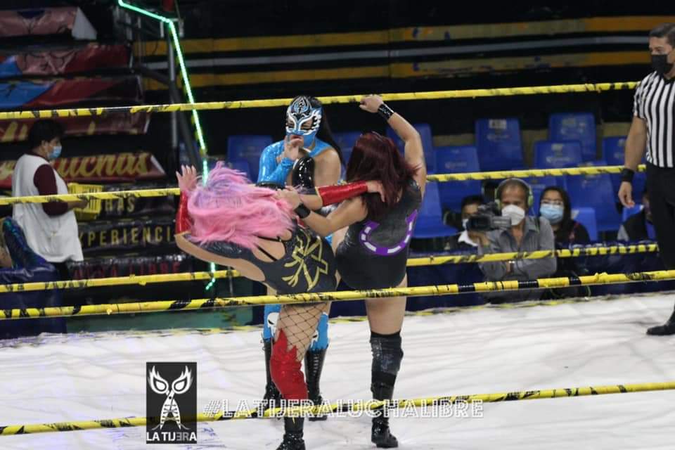 LaTijeraLucha's tweet photo. Gran regreso por parte de la dupla técnica conformada por #Therius y #Sagitarius ante #Amazonika y #MaryCaporal, con un chispazo para poder salir con la mano en alto en la #ArenaNaucalpan...
#latijeraluchalibre https://t.co/tEVCEkVB5b