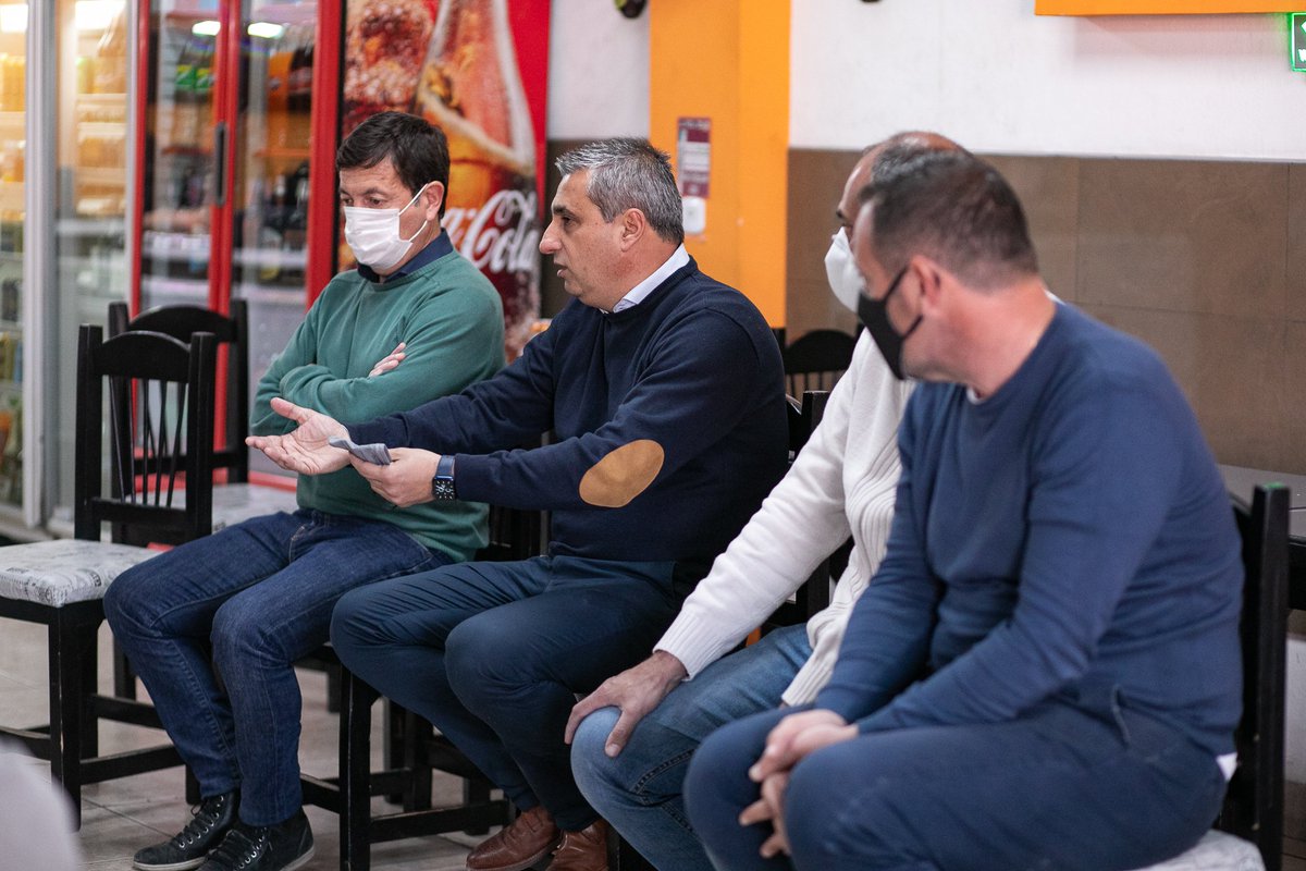 RRIILomas's tweet photo. Nos reunimos con las y los comerciantes de Ingeniero Budge para conversar sobre la importancia de la reactivación económica en nuestro @MunicipioLdeZ, a través de proyectos y propuestas locales, que incluya las necesidades de nuestros vecinos y vecinas. 🏬🛍️📊 https://t.co/wlJYTEGyR1