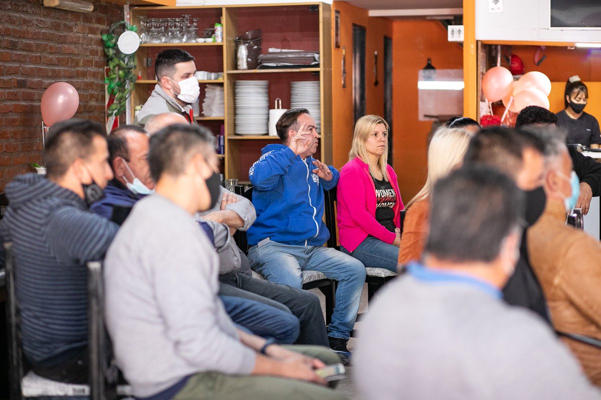 RRIILomas's tweet photo. Nos reunimos con las y los comerciantes de Ingeniero Budge para conversar sobre la importancia de la reactivación económica en nuestro @MunicipioLdeZ, a través de proyectos y propuestas locales, que incluya las necesidades de nuestros vecinos y vecinas. 🏬🛍️📊 https://t.co/wlJYTEGyR1