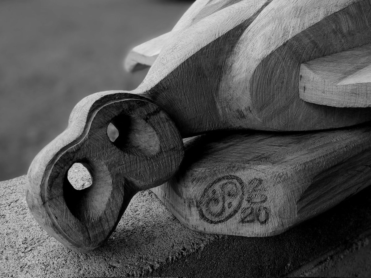 stifenkin's tweet photo. Cuando una madera se introduce en otra, es porque está buscando una nueva forma. No hay un camino trazado, hay una intención de búsqueda. Vamos y no sabemos dónde.
De eso se trata el #Arte.
#Art
#EsculturaEnMadera

"Desconcierto" (Talla directa y ensamble en madera -  2020) https://t.co/jSikE4M7cy
