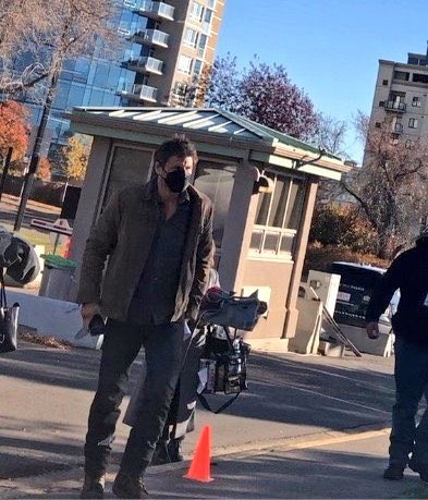 TheLastofUsNews's tweet photo. Finally! Pedro Pascal (Joel) is photographed for the first time on the set of The Last of Us HBO in Edmonton, AB
📸 @KristinRaworth https://t.co/6XcXpyuEvy