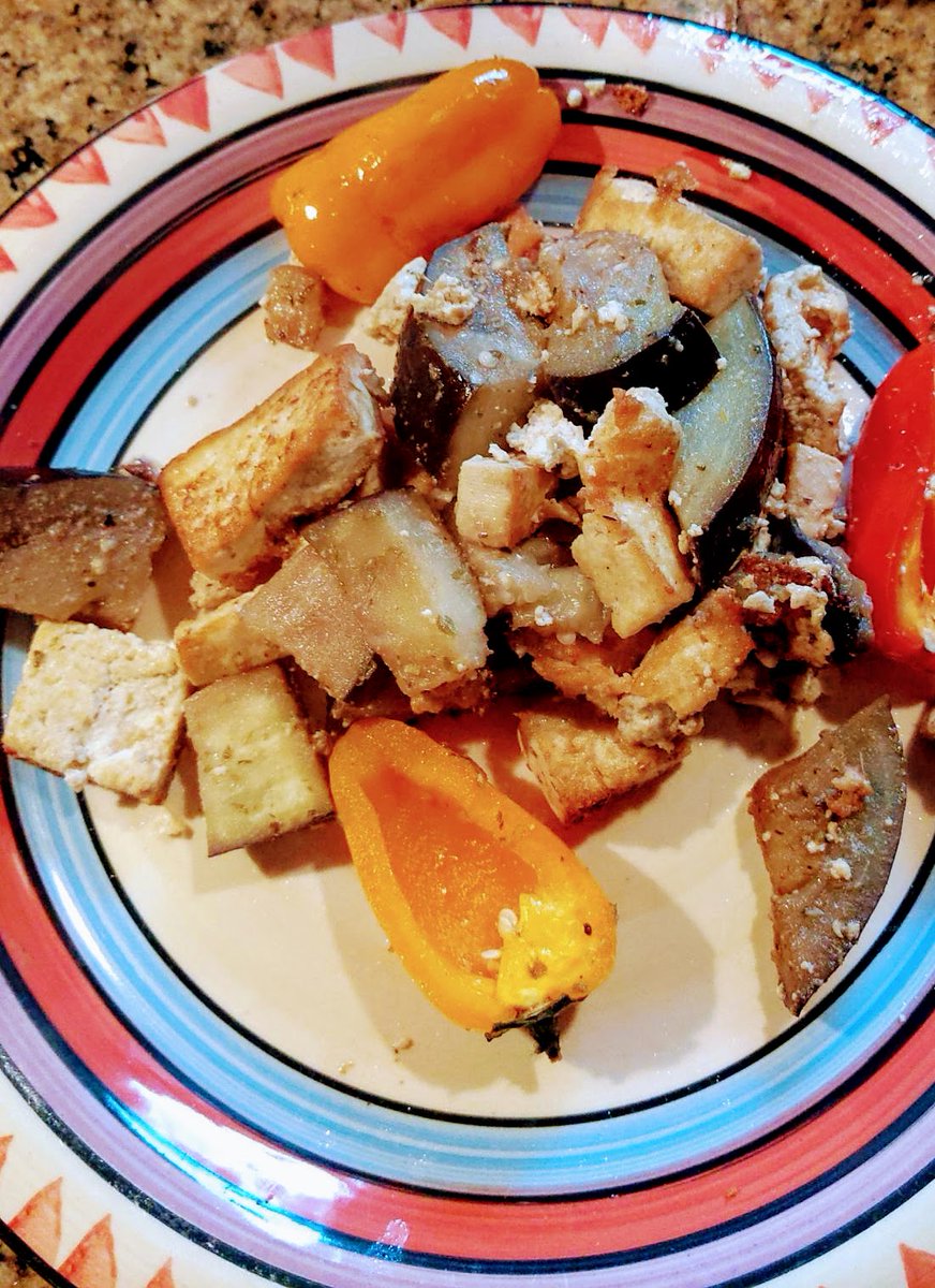 art_artlee's tweet photo. #NJ "Tonite'sDinner" #veggiestirfry (#tofu #sweetpeppers #eggplant #garlicpowder #groundginger #soysauce )+toasted #baguette+#gardensalad #gastronomia #fooddesign #relajado #vida #homecook #collageart #representationalart #foodart #foodartist #foodstylist #foodcollagist https://t.co/0OBVHtm8i9