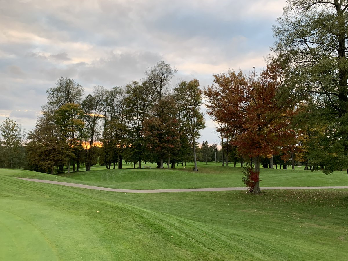 SherriShep's tweet photo. I ๐งก golf in the fall (even when I golf horribly). #flamboroughhills #thatsunset https://t.co/6LdZEnHqwN