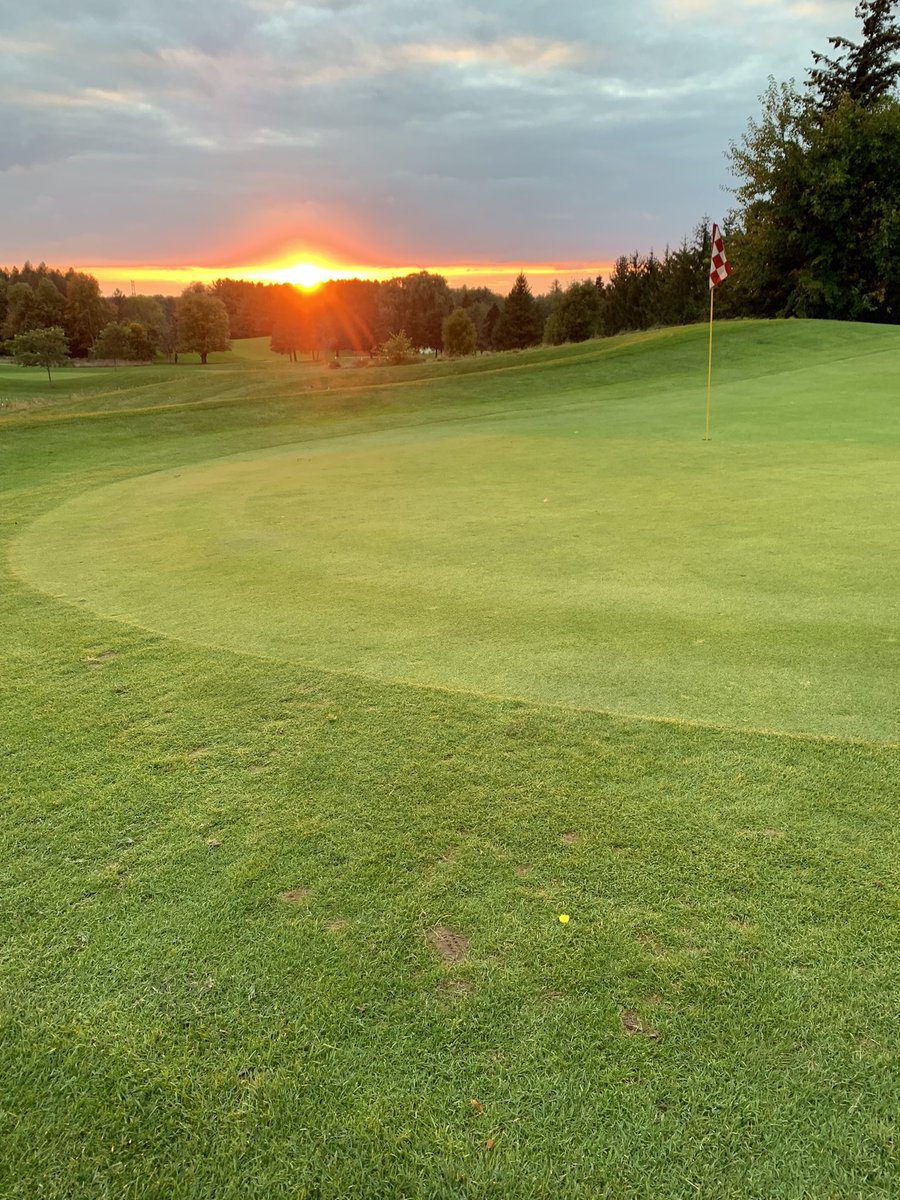 SherriShep's tweet photo. I ๐งก golf in the fall (even when I golf horribly). #flamboroughhills #thatsunset https://t.co/6LdZEnHqwN