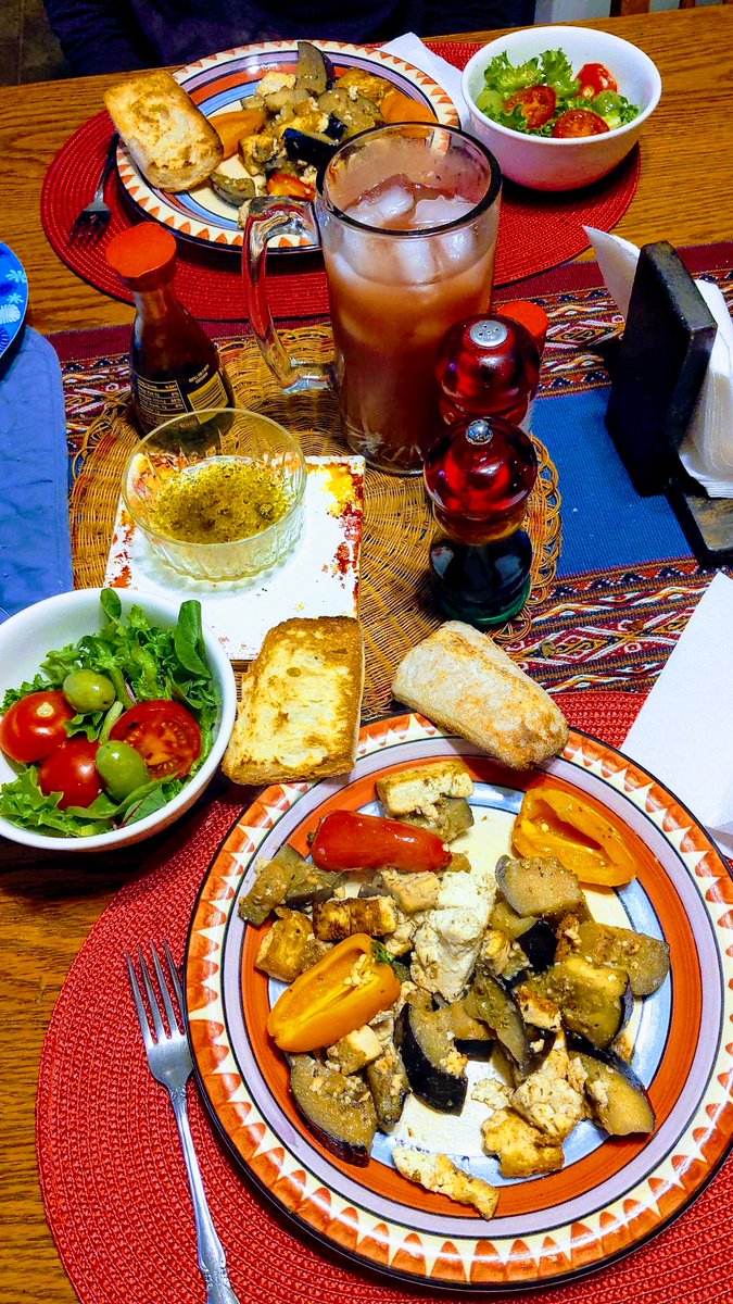 art_artlee's tweet photo. #NJ "Tonite'sDinner" #veggiestirfry (#tofu #sweetpeppers #eggplant #garlicpowder #groundginger #soysauce )+toasted #baguette+#gardensalad #gastronomia #fooddesign #relajado #vida #homecook #collageart #representationalart #foodart #foodartist #foodstylist #foodcollagist https://t.co/0OBVHtm8i9