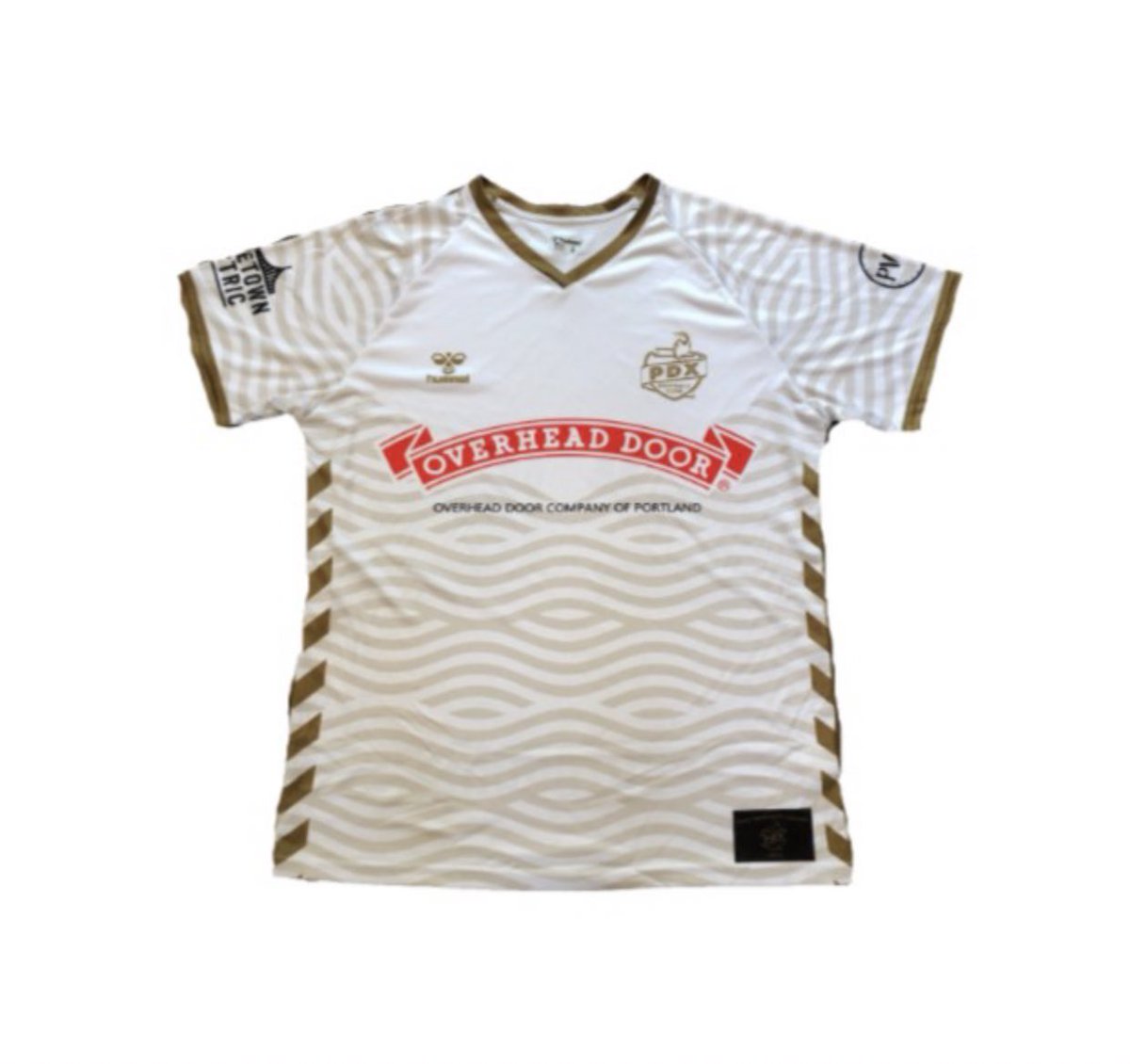 🚨New Kit Drop! 

PDX FC + <a href="/hummel1923/">hummel</a> 

White “Wave” kits are available now! 🌊 

soccerhive.net/pdx-fc/1421-pd…