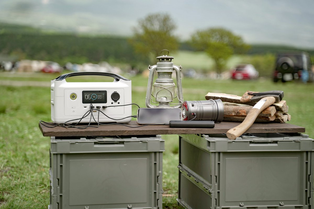 EcoFlowJapan's tweet photo. 焚き火シーズン到来🏕️

キャンプで使う薪を用意したよ❣

せっかく火を起こすなら…
あっ、焼き芋🍠をしよう！

画像に映っているのは #RIVERPlus 💡
🔽商品詳細はこちら
https://t.co/vlQSXAA7cd

※火の取扱いと後始末に十分ご注意を。

#EcoFlow #ポータブル電源 #サツマイモの日 https://t.co/oKzor0XvSU