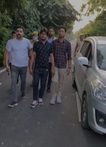 noidapolice's tweet photo. थाना सेक्टर-39 नोएडा क्षेत्र में चेकिंग के दौरान पुलिस व गाड़ी में लिफ्ट देकर लोगों के साथ लूट करने वाले बदमाशों के बीच हुई मुठभेड़ के दौरान 02 बदमाशों के पैर में लगी गोली,घायल/गिरफ्तार तथा 01 बदमाश कांबिंग के दौरान गिरफ्तार, कब्जे से लूट के 47000 रुपये,कार व अवैध हथियार बरामद। https://t.co/56GJqZT9KG