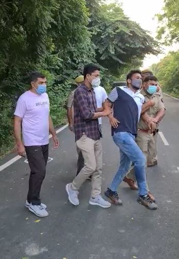noidapolice's tweet photo. थाना सेक्टर-39 नोएडा क्षेत्र में चेकिंग के दौरान पुलिस व गाड़ी में लिफ्ट देकर लोगों के साथ लूट करने वाले बदमाशों के बीच हुई मुठभेड़ के दौरान 02 बदमाशों के पैर में लगी गोली,घायल/गिरफ्तार तथा 01 बदमाश कांबिंग के दौरान गिरफ्तार, कब्जे से लूट के 47000 रुपये,कार व अवैध हथियार बरामद। https://t.co/56GJqZT9KG