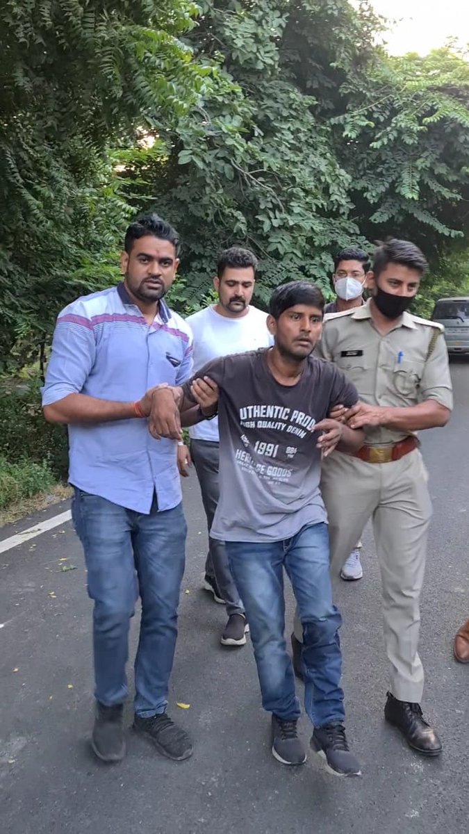 noidapolice's tweet photo. थाना सेक्टर-39 नोएडा क्षेत्र में चेकिंग के दौरान पुलिस व गाड़ी में लिफ्ट देकर लोगों के साथ लूट करने वाले बदमाशों के बीच हुई मुठभेड़ के दौरान 02 बदमाशों के पैर में लगी गोली,घायल/गिरफ्तार तथा 01 बदमाश कांबिंग के दौरान गिरफ्तार, कब्जे से लूट के 47000 रुपये,कार व अवैध हथियार बरामद। https://t.co/56GJqZT9KG