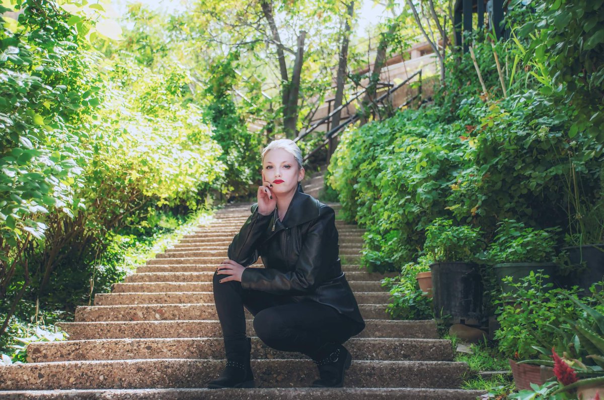 KimberlyUpland's tweet photo. This was a fun shoot. Photography by  @GNERDCorner  #darkswancosplay #emmaswancosplayer #ouatcosplay https://t.co/vk3F548usy