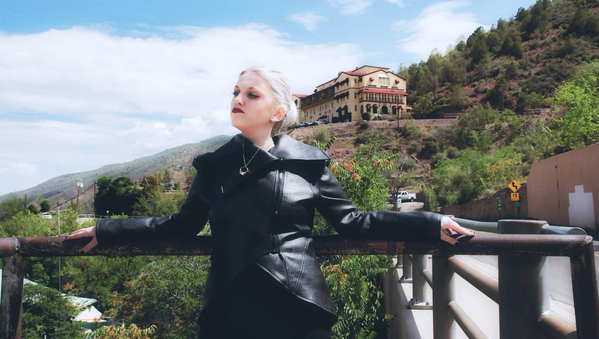 KimberlyUpland's tweet photo. This was a fun shoot. Photography by  @GNERDCorner  #darkswancosplay #emmaswancosplayer #ouatcosplay https://t.co/vk3F548usy