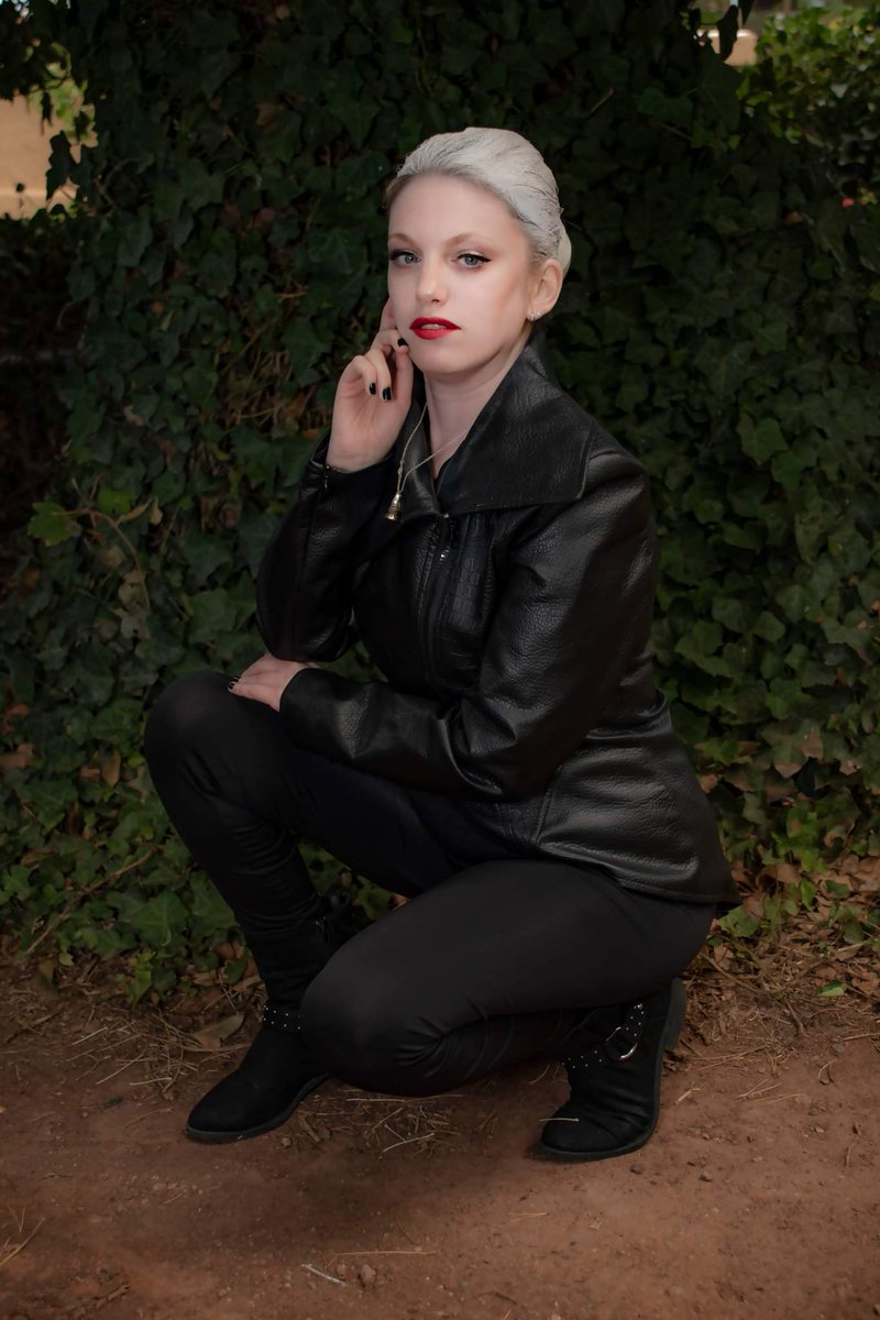 KimberlyUpland's tweet photo. This was a fun shoot. Photography by  @GNERDCorner  #darkswancosplay #emmaswancosplayer #ouatcosplay https://t.co/vk3F548usy