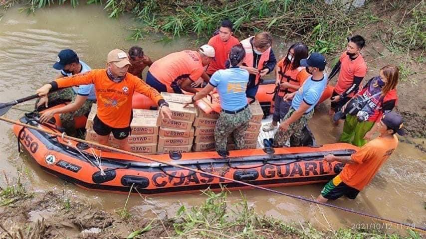 piaregion2's tweet photo. WORKING GOVERNMENT I Nagtulong-tulong ang mga tauhan ng Philippine Coast Guard (PCG) at Philippine National Police upang maihatid ang mga family food packs mula sa DSWD sa mga apektadong pamilya ng bagyong #MaringPH sa Sitio Birao, Barangay Villa Cielo, Buguey, Cagayan.

📸 PCG https://t.co/OTZPdmQwAX