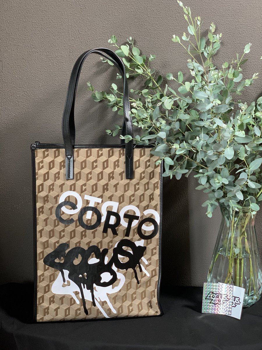 ajisaikirakira's tweet photo. LOCUS40 × CORTO MOLTEDO Tote Bag
ロゴがオシャレカッコいい✨
一目惚れ💚
Whiteとすごく迷ってBlack
サイズも良くて軽くて使いやすそう
内側に鍵とかICカードをつけられるストラップがついてて嬉しい
Whiteも欲しくなる…
#KanameKawabata
#locus40
#CORTO
#コラボ
#トートバッグ
#ユニセックス https://t.co/aV8AvW3G1C