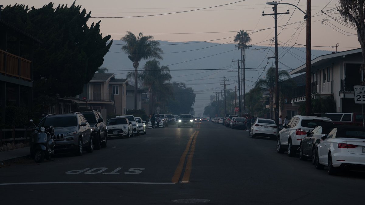 DreyLubin's tweet photo. #alisafire #alisal #islavista Photos of the smoke in Isla Vista this evening https://t.co/2WpKDV2fXy