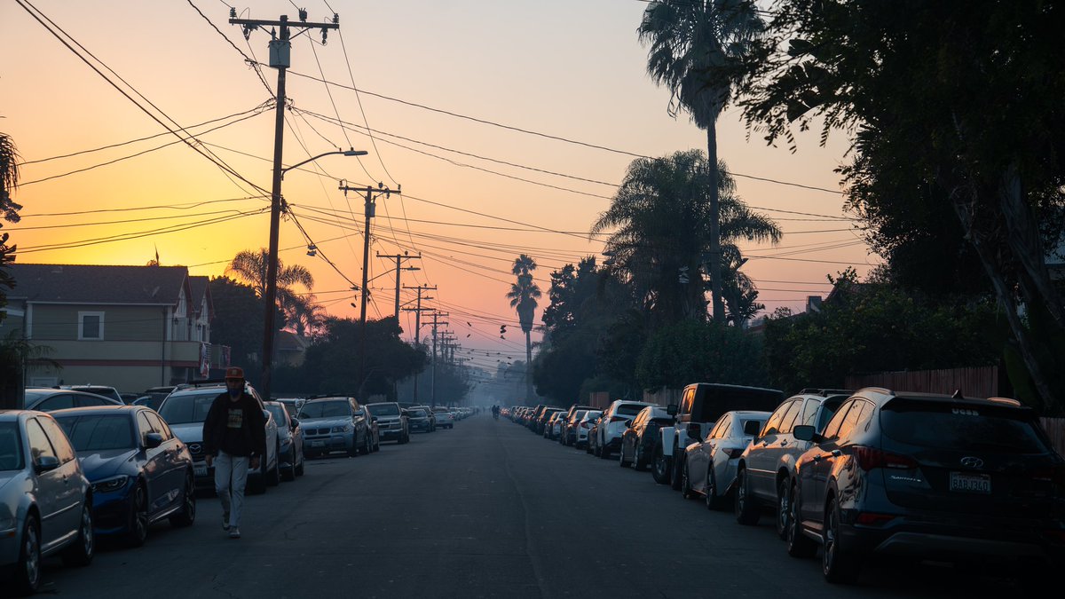 DreyLubin's tweet photo. #alisafire #alisal #islavista Photos of the smoke in Isla Vista this evening https://t.co/2WpKDV2fXy