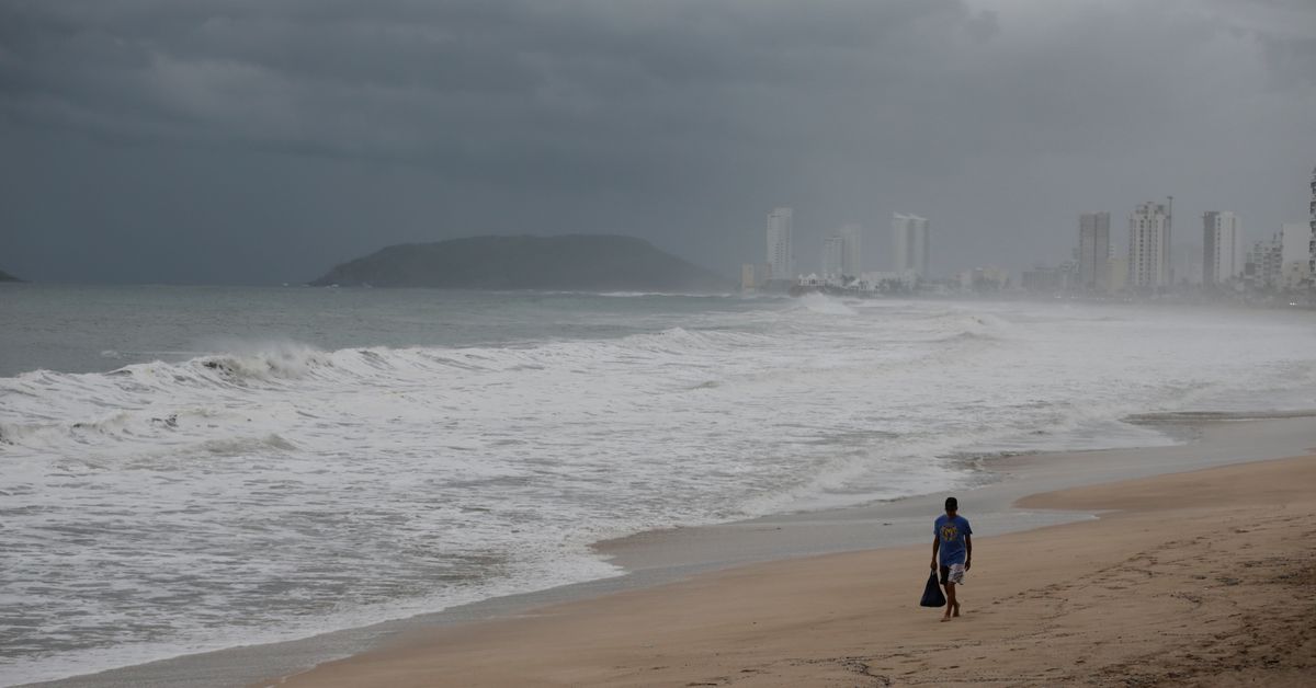 Storm Pamela wanes, will re-strengthen before hitting Mexico's bread basket -NHC reut.rs/2YSvq3L