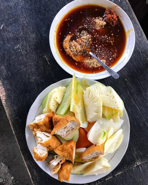 SrigalaxMalam's tweet photo. Waini hawane mengandung cocok buat yg segar segar .. Fruit salad aka Rujak Buah Pas nih..brangkaaattt pake BH tapi 😂😂 trending nya gini amatttt yaaa
..aahh cuuzz Rujak Semeru Malang aja ahh 
#NoBraDay
#NegeriPajak https://t.co/UfE2iwphsR