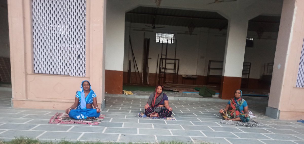 #नियमित_योगकक्षा दिनांक1३अक्टूवर बुधवार को प्रातः प्रणवध्वनि,भस्त्रिका,कपालभाति प्राणायाम,वक्रासन अनलोविलोम प्राणायाम,उत्तानमंडुकासन,बाह्य प्राणायाम, अग्निसार क्रियाभ्रामरी,वज्रासन,उष्ट्रासन,ताडा़सन, हास्यासन किये गए लक्ष्मी पलेश मेरिज गार्डन #बयाना जिला भरतपुर #राजस्थान पूर्व