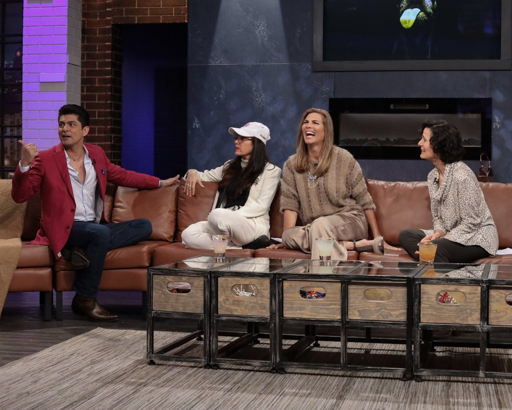 MontseYJoe's tweet photo. ¡Bienvenidos a #MontseYJoe! Es momento de sintonizar @UnicableOficial, porque ya empezó el programa. En esta ocasión nos acompañan #NuriaBages, @VictorGmusica, @TonitaMusic y @Helios_Herrera. ¡No se lo pueden perder! @Montserrat33 y @yolandandrade los esperan! #PúblicoConocedor https://t.co/51jjy3noP5