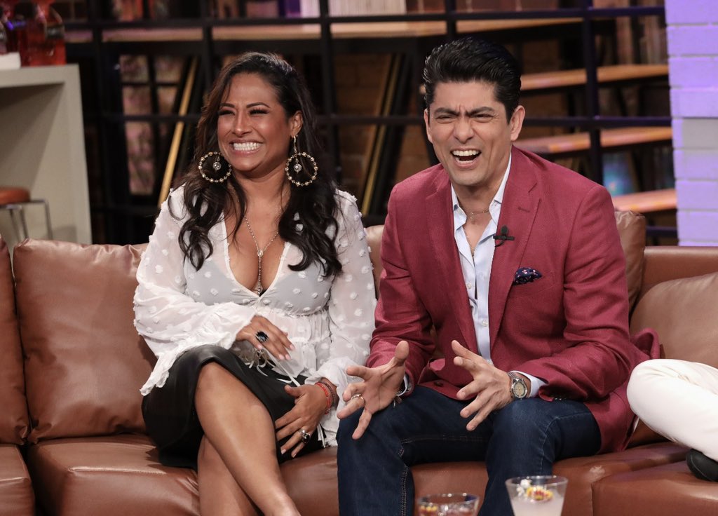 MontseYJoe's tweet photo. ¡Bienvenidos a #MontseYJoe! Es momento de sintonizar @UnicableOficial, porque ya empezó el programa. En esta ocasión nos acompañan #NuriaBages, @VictorGmusica, @TonitaMusic y @Helios_Herrera. ¡No se lo pueden perder! @Montserrat33 y @yolandandrade los esperan! #PúblicoConocedor https://t.co/51jjy3noP5