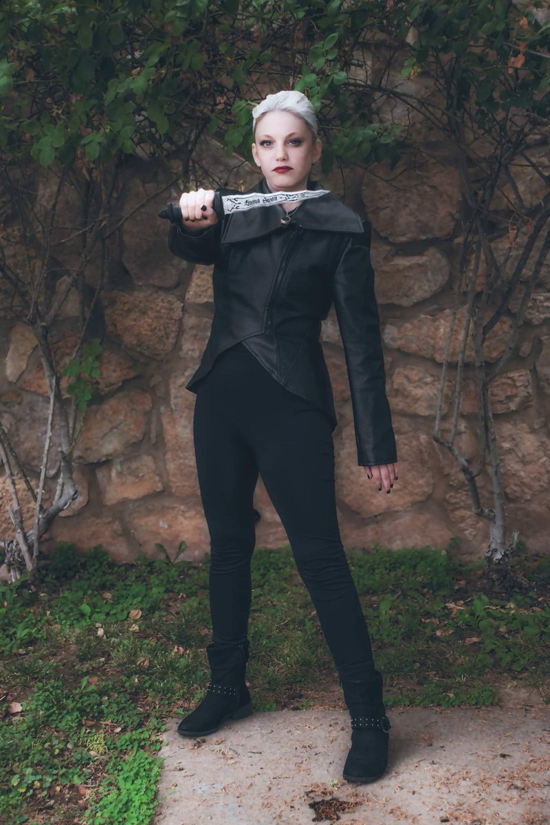 KimberlyUpland's tweet photo. "Because, I'm the dark one." Photography by @GNERDCorner  @AdamHorowitzLA  @jenmorrisonlive  #darkswancosplayer #darkswancosplay #emmaswancosplayer #emmaswancosplay #ouatcosplay https://t.co/I3wAf3f8ov