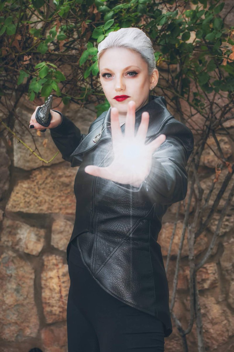 KimberlyUpland's tweet photo. "Because, I'm the dark one." Photography by @GNERDCorner  @AdamHorowitzLA  @jenmorrisonlive  #darkswancosplayer #darkswancosplay #emmaswancosplayer #emmaswancosplay #ouatcosplay https://t.co/I3wAf3f8ov