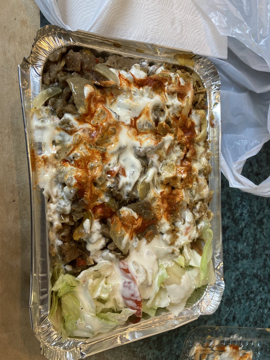 弁護士ハバノ On Twitter ニューヨークは引くほどレストランの料金が高い ランチでもチップ込みで20 30ドルくらい ので 頻繁に屋台を利用しています 屋台は街中の至るところにあり 値段は場所によって違いますが フォーダム大学の目の前にある屋台のこれ ご飯の