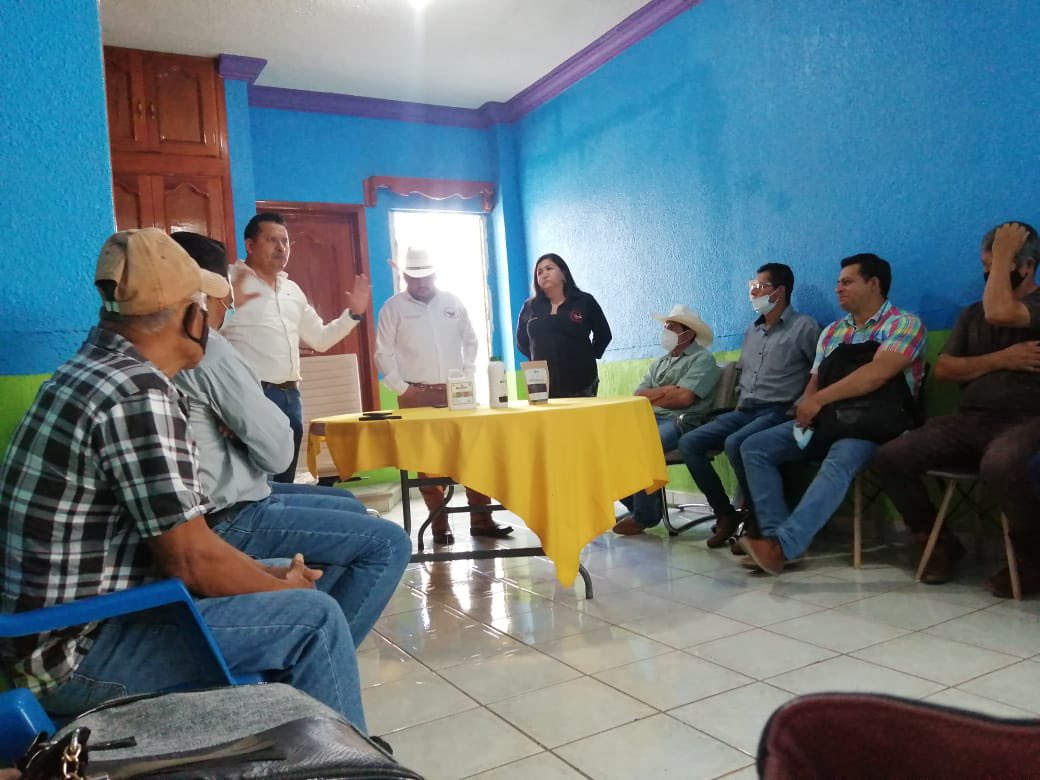 confenacam's tweet photo. Toma de protesta del Consejo Directivo Municipal de COPAINALA Chiapas de mano de nuestro Presidente Nacional Ing Marco Antonio Esquivel Gómez en compañía de nuestra Secretaria General Lic Rosana Gómez Moral de nuestra Familia #CONFENACAM. https://t.co/ljszWLSz8e