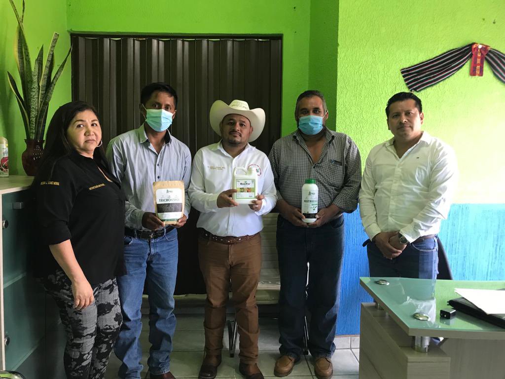 confenacam's tweet photo. Toma de protesta del Consejo Directivo Municipal de COPAINALA Chiapas de mano de nuestro Presidente Nacional Ing Marco Antonio Esquivel Gómez en compañía de nuestra Secretaria General Lic Rosana Gómez Moral de nuestra Familia #CONFENACAM. https://t.co/ljszWLSz8e