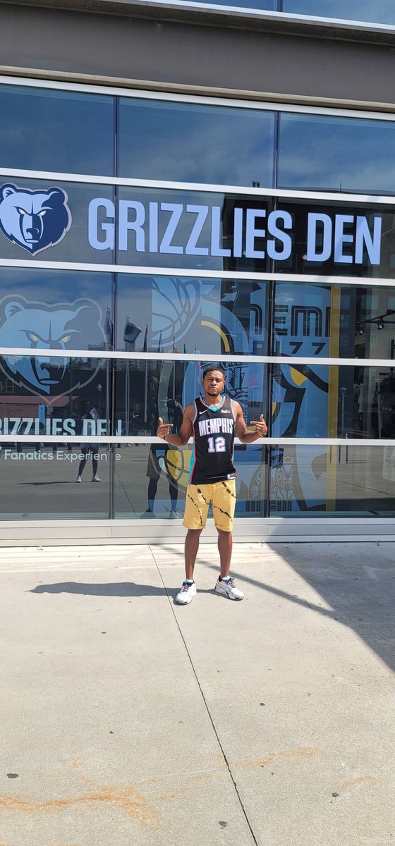 just_4resh's tweet photo. @memgrizz @JaMorant @jarenjacksonjr @DeAnthonyMelton @KyleAnderson5 @1Tyus @DBane0625
☑️Pulled up to Memphis this summer to get a jersey
☑️Bought lower level seats for the family 
☑️ Whole team sleep(rest) against Pacers
☑️☑️ Money 🧻🚽 https://t.co/9JNfvXO10Q
