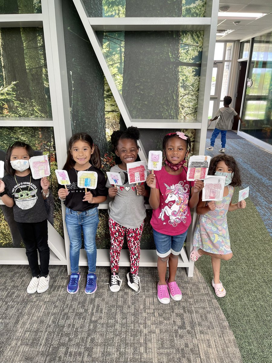 taracruz_ege's tweet photo. After studying different folktales, we got to have a little fun today and make puppets of our favorite characters from The Three Little Pigs and worked on retelling, describing the setting and determining the theme. π·πΊ #EngagedAndLearning @HumbleISD_CE https://t.co/XeGTmAsQZ2