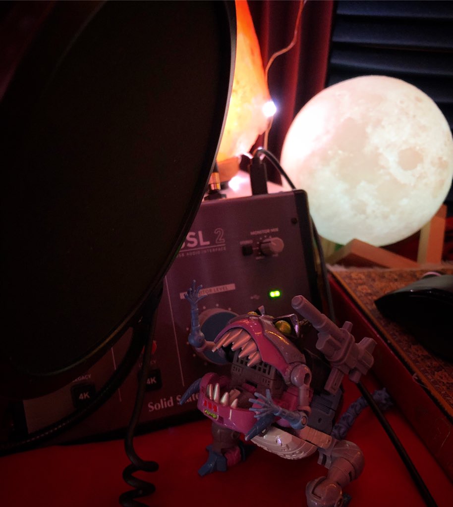 FrankTodaroVO's tweet photo. ๐ถโโO SOLE MIIIIIO...โ๐ถ
Todayโs Booth Buddy is just superbly hitting those high-notes...
#BoothBuddy #Sharkticon #Gnaw #Pavarotti #Transformers https://t.co/VYHNh111j5