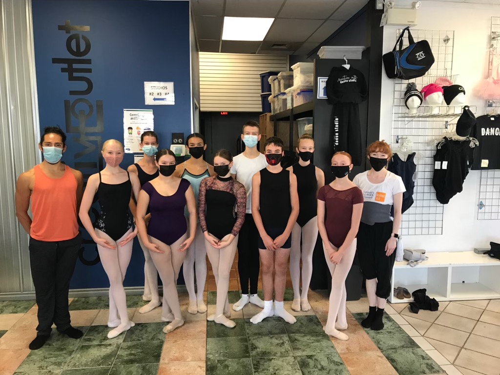 JorgenDance's tweet photo. Group photo with our masterclass students at Creative Outlet in Chilliwack, BC! 
It's great to be visiting local studios and working with young dancers in person again!

 #BoyswhoDance #CBJCommunity #balletclass https://t.co/uaeQVl1fD6