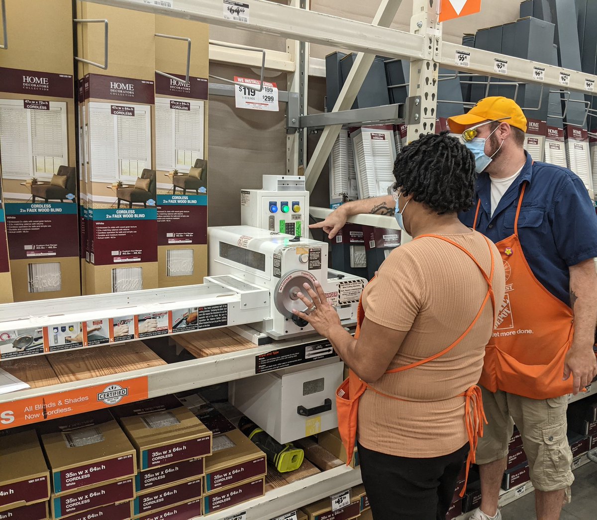 depotman78's tweet photo. It's a PK Day in Pace! Training new flooring associate Chris, Regina from Paint, and Yessi from SS Desk/Deliveries on cutting blinds. #shareyourskills @gjasonwood23 @kierrablake7 @empfield_steven https://t.co/cd7gNpa74f