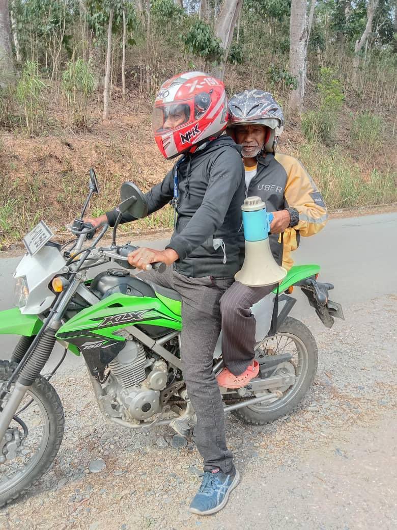 AusAmbDili's tweet photo. Now this is a grassroots vaccine push. 🇦🇺‘a PARTISIPA program joining #TimorLeste Ministry of Health @MdSTimorLeste to get the message out and the jabs in at the village level. @UNICEFTL @WHOTimor @CentreHealthSec https://t.co/dBdntt6vz7