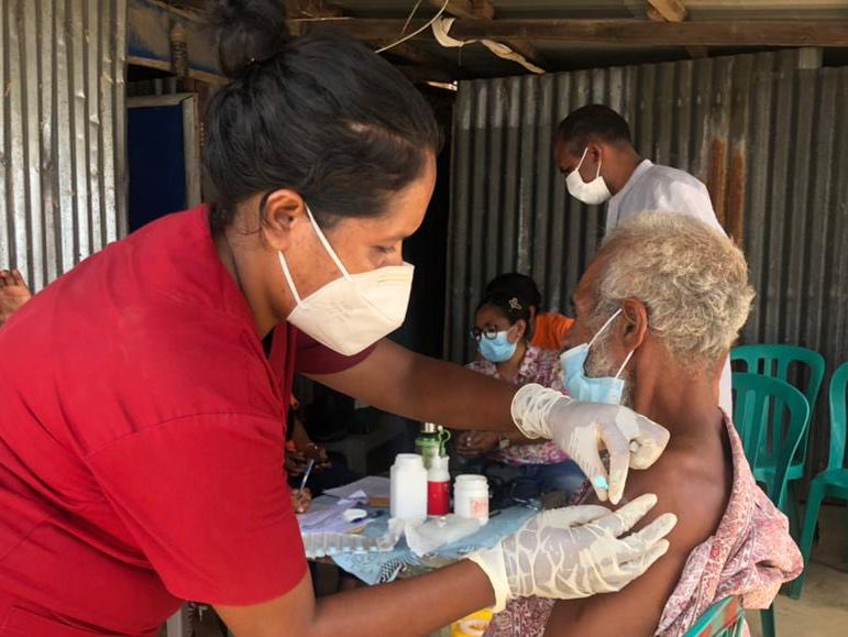 AusAmbDili's tweet photo. Now this is a grassroots vaccine push. 🇦🇺‘a PARTISIPA program joining #TimorLeste Ministry of Health @MdSTimorLeste to get the message out and the jabs in at the village level. @UNICEFTL @WHOTimor @CentreHealthSec https://t.co/dBdntt6vz7