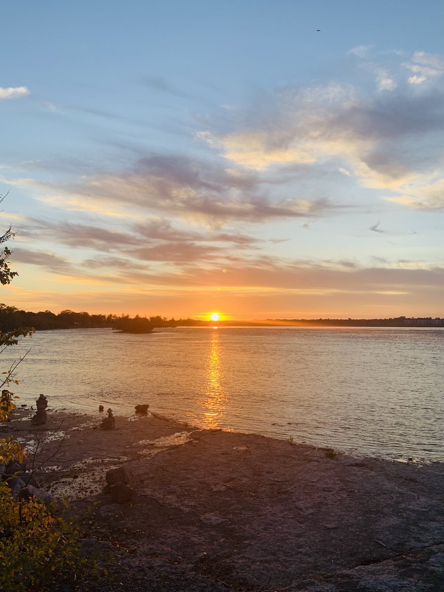 JohnstonPari's tweet photo. Time to get outside. Ottawa’s in full glory tonight. And it’s warm 😀 #PostWorkWalk #MentalHealth https://t.co/0TkQwbqIXU