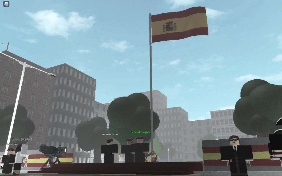 TeleCinco_RBX's tweet photo. Imágenes de SSMM Los Reyes, el Jefe de la Casa Real, el JEMAD y JEME mostrando su honor a la bandera de España junto a una corona de flores para aquellos soldados españoles que han dado su vida por España. También, pasan revista a los soldados del desfile militar: https://t.co/o9CTIm6LgG