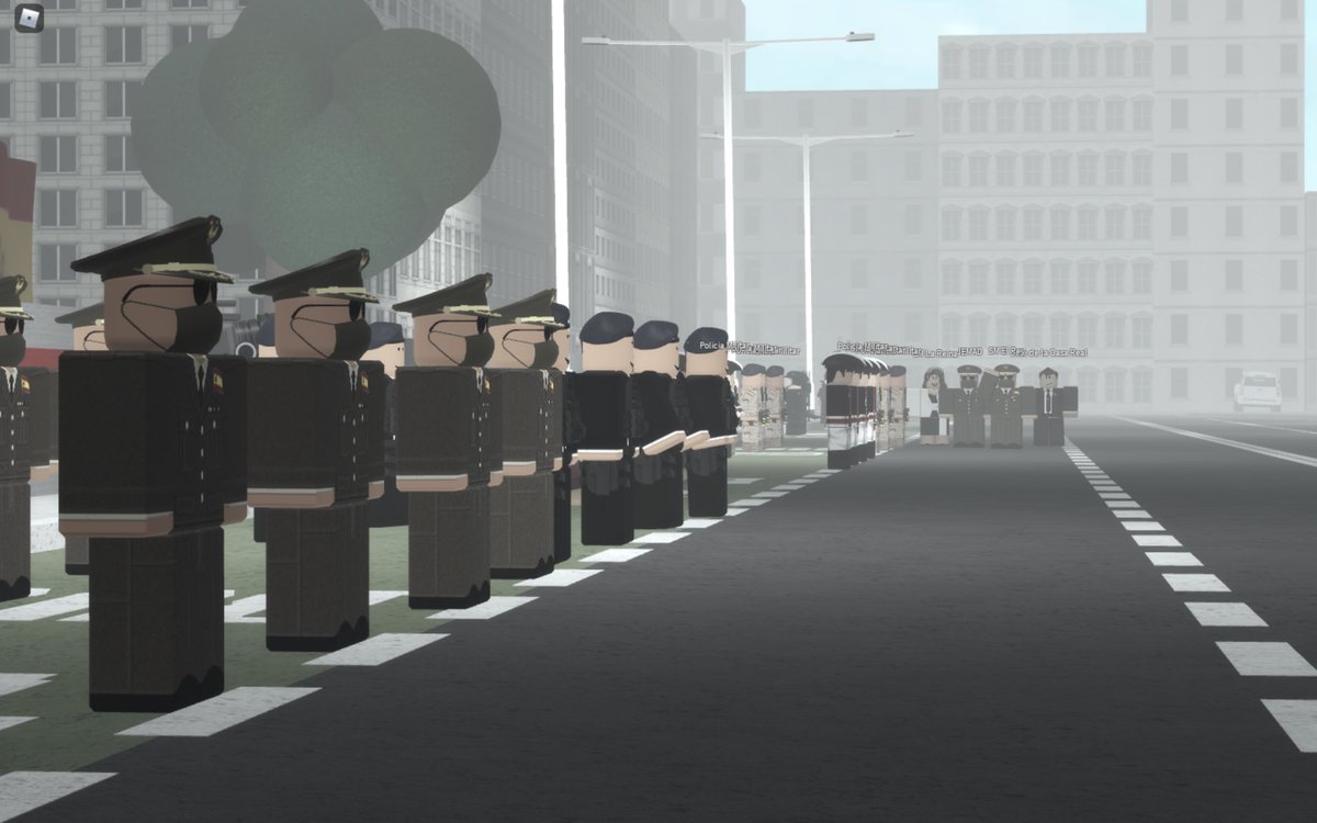 TeleCinco_RBX's tweet photo. Imágenes de SSMM Los Reyes, el Jefe de la Casa Real, el JEMAD y JEME mostrando su honor a la bandera de España junto a una corona de flores para aquellos soldados españoles que han dado su vida por España. También, pasan revista a los soldados del desfile militar: https://t.co/o9CTIm6LgG